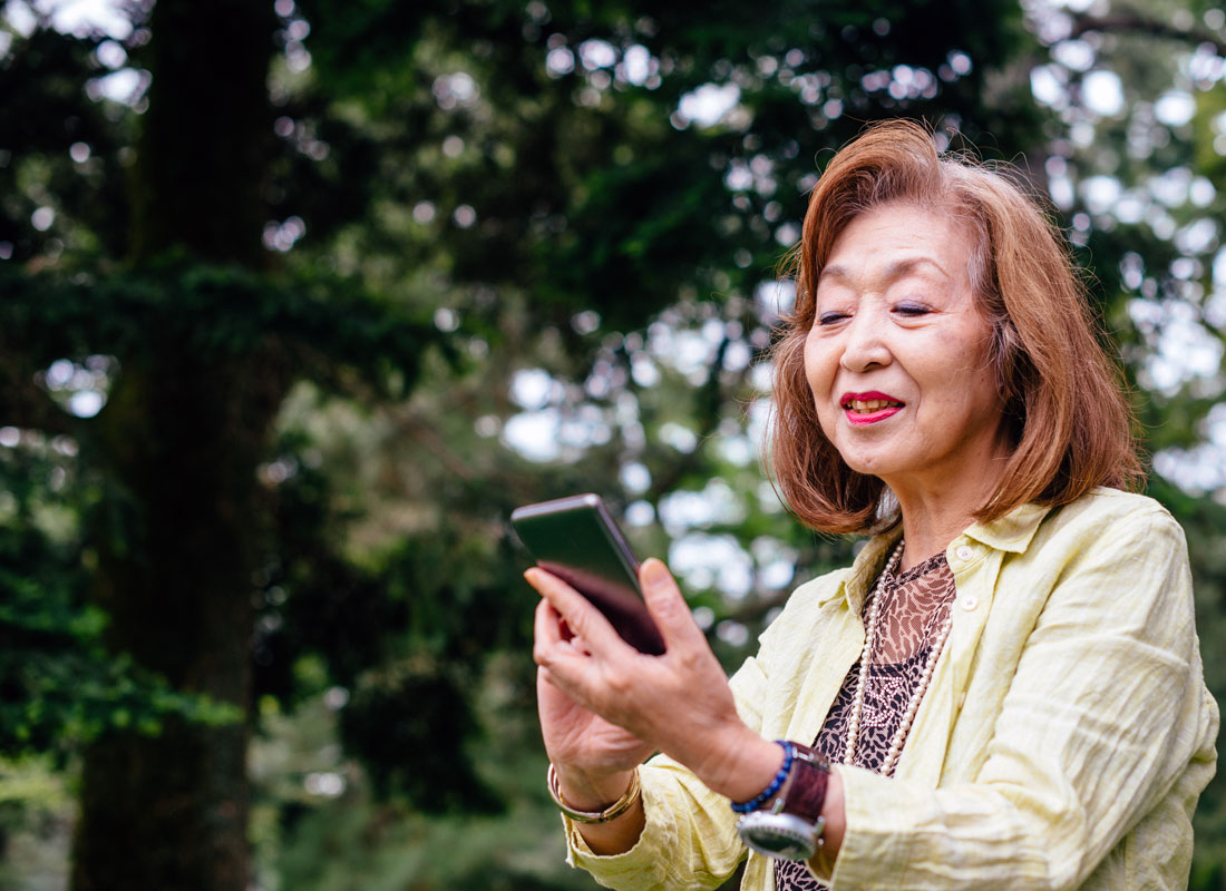 Checking what time the art gallery opens using an app on a smartphone